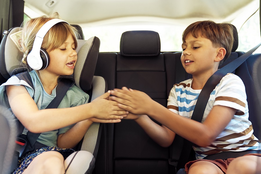Děti hrají hry při cestování autem